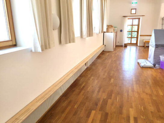 Modulare Treppe aus robustem Holzwerkstoff mit Antirutschprofilen für den sicheren Zugang zu Doppelbodensystemen von MM Doppelboden.