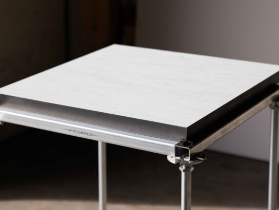 Detailansicht einer Martin Meyer-Doppelbodenplatte auf einer verzinkten Stahl-Unterkonstruktion von MM Doppelboden.