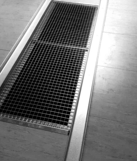 Eingebautes Lüftungsgitter mit Trafofahrschienen in einem belastbaren Doppelbodensystem von MM Doppelboden.
