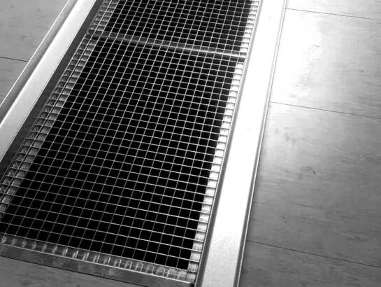 Eingebautes Lüftungsgitter mit Trafofahrschienen in einem belastbaren Doppelbodensystem von MM Doppelboden.