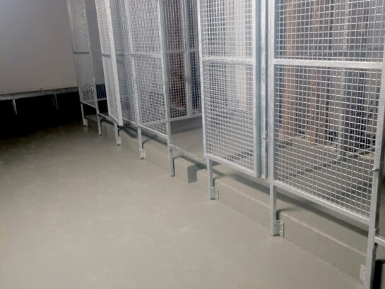 Reihe von installierten Gittertrennwänden aus verzinktem Stahl als Sicherheitsabtrennung in einem Technikraum von MM Doppelboden.