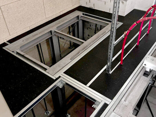 Installierter Schaltwartenboden mit integrierten Trafofahrschienen und Schwerlast-Unterkonstruktion für technische Anlagen von MM Doppelboden.