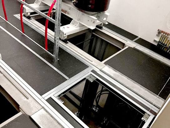 Installierter Schaltwartenboden mit integrierten Trafofahrschienen und Schwerlast-Unterkonstruktion für technische Anlagen von MM Doppelboden.