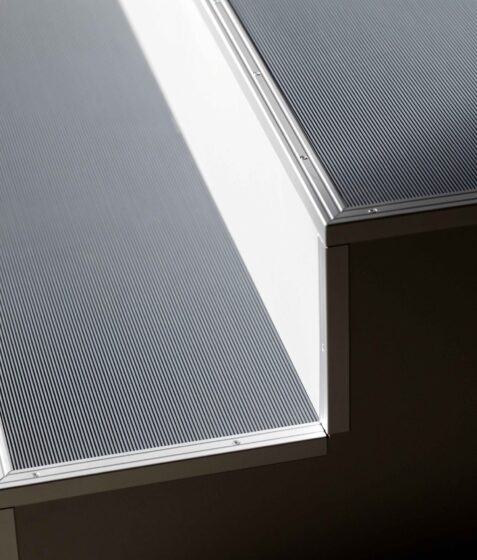 Maßgeschneiderte Treppenstufe für ein Bodensystem mit rutschfestem Belag und Aluminium-Kantenprofilen von MM Doppelboden.