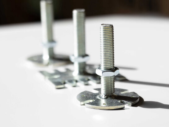 Verzinkte Stützenköpfe und Gewindestangen für die höhenverstellbare Unterkonstruktion eines Doppelbodens von MM Doppelboden.