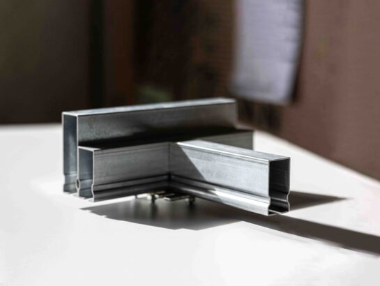 Präzise Verbindung von verzinkten Stahlprofilen auf Stützenköpfen für eine stabile Doppelboden-Unterkonstruktion von MM Doppelboden.